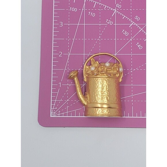 VINTAGE NOVELTY BROOCH WATERING CAN FLOWERS FAUX PEARLS HAMMERED MATTE GOLD - Picture 10 of 11